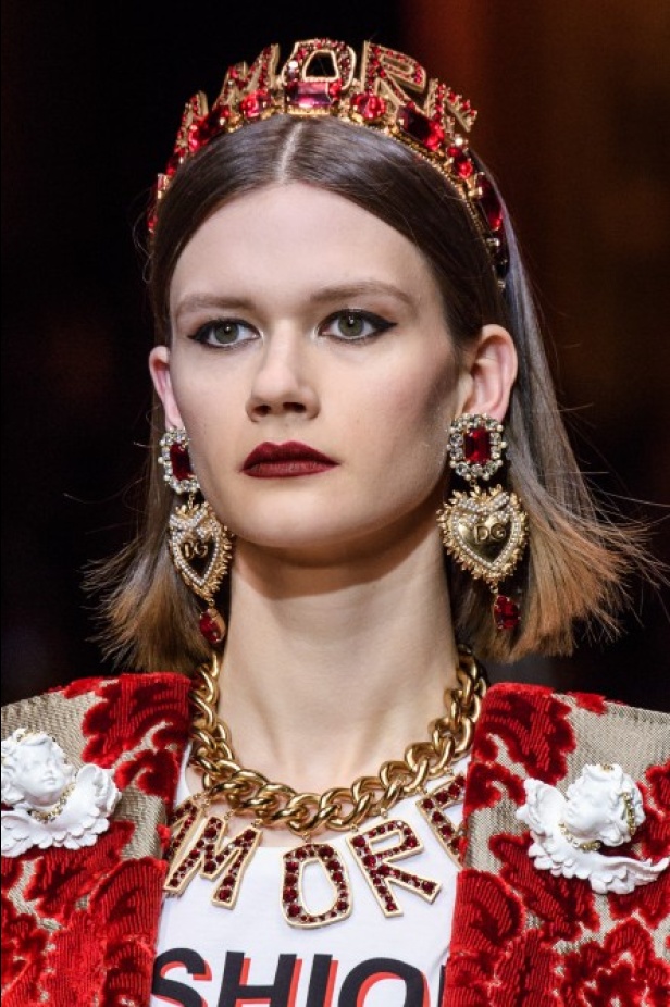 دولتشي اند غابانا تحيي موضة المرأة الفاخرة في ميلانو