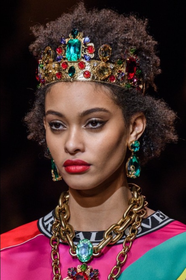 دولتشي اند غابانا تحيي موضة المرأة الفاخرة في ميلانو