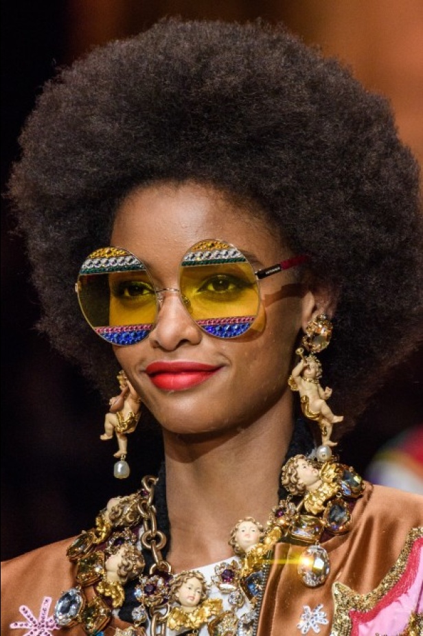 دولتشي اند غابانا تحيي موضة المرأة الفاخرة في ميلانو