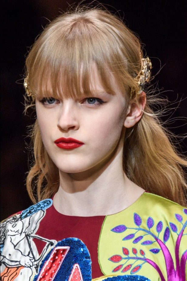 دولتشي اند غابانا تحيي موضة المرأة الفاخرة في ميلانو