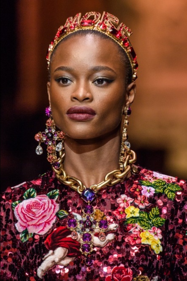 دولتشي اند غابانا تحيي موضة المرأة الفاخرة في ميلانو