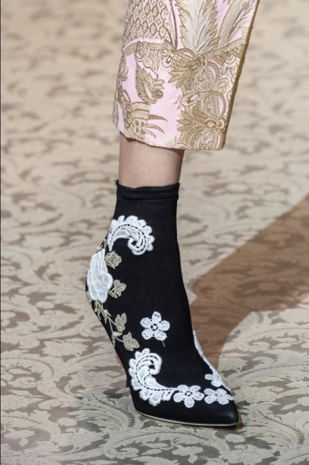 دولتشي اند غابانا تحيي موضة المرأة الفاخرة في ميلانو