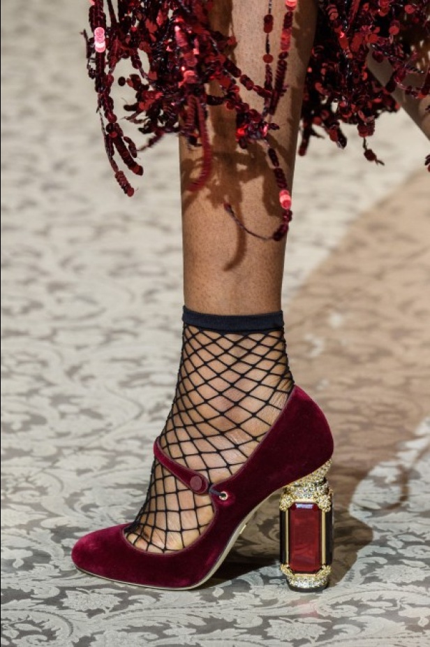 دولتشي اند غابانا تحيي موضة المرأة الفاخرة في ميلانو