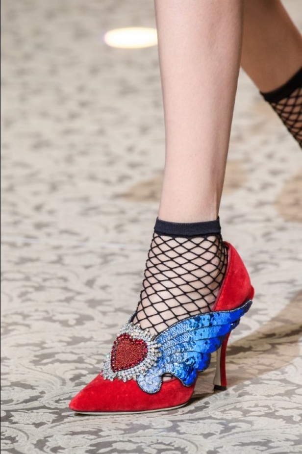 دولتشي اند غابانا تحيي موضة المرأة الفاخرة في ميلانو