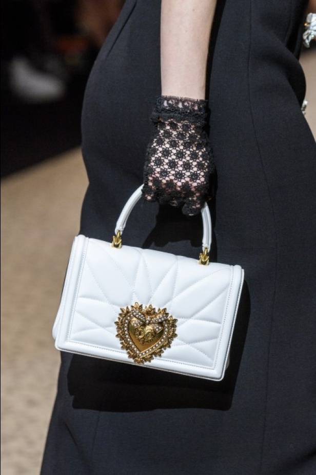 دولتشي اند غابانا تحيي موضة المرأة الفاخرة في ميلانو