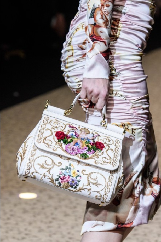 دولتشي اند غابانا تحيي موضة المرأة الفاخرة في ميلانو