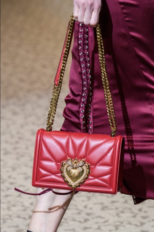 دولتشي اند غابانا تحيي موضة المرأة الفاخرة في ميلانو