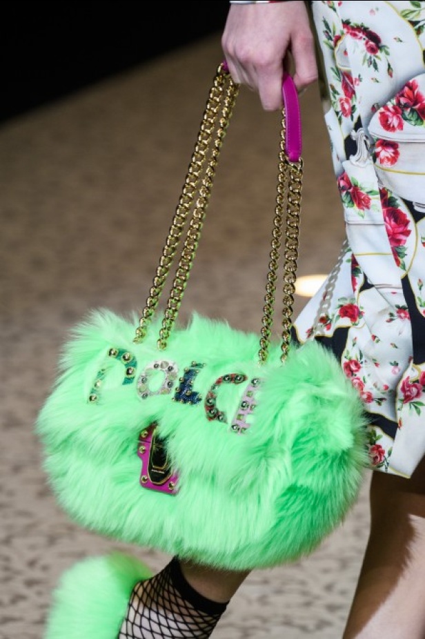 دولتشي اند غابانا تحيي موضة المرأة الفاخرة في ميلانو