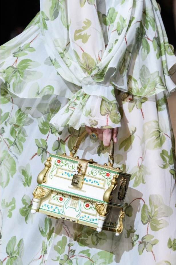 دولتشي اند غابانا تحيي موضة المرأة الفاخرة في ميلانو