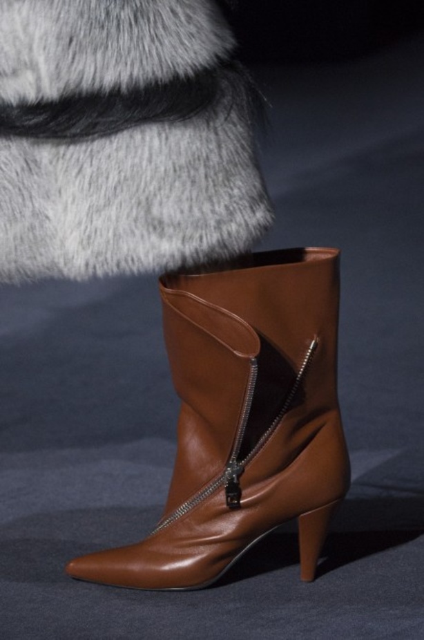 أزياء جيفنشي تظهر شخصية المرأة العملية والقوية