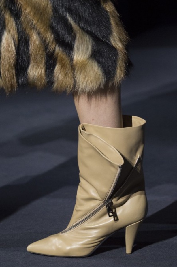 أزياء جيفنشي تظهر شخصية المرأة العملية والقوية