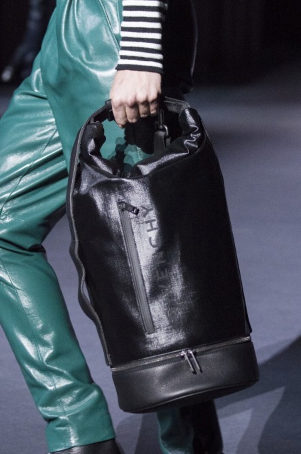 أزياء جيفنشي تظهر شخصية المرأة العملية والقوية