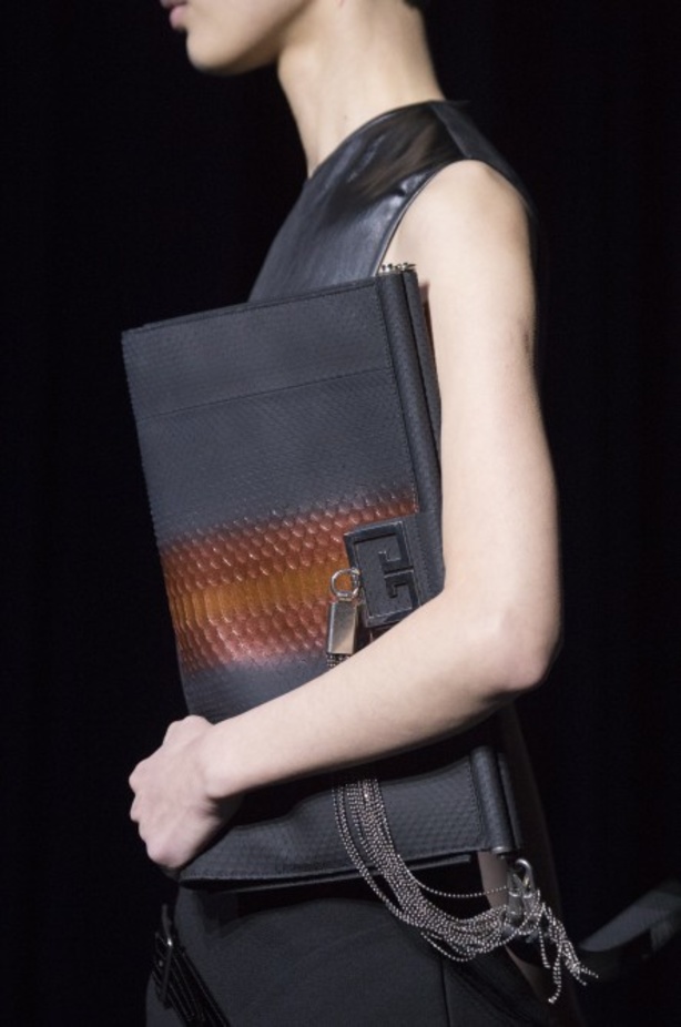 أزياء جيفنشي تظهر شخصية المرأة العملية والقوية