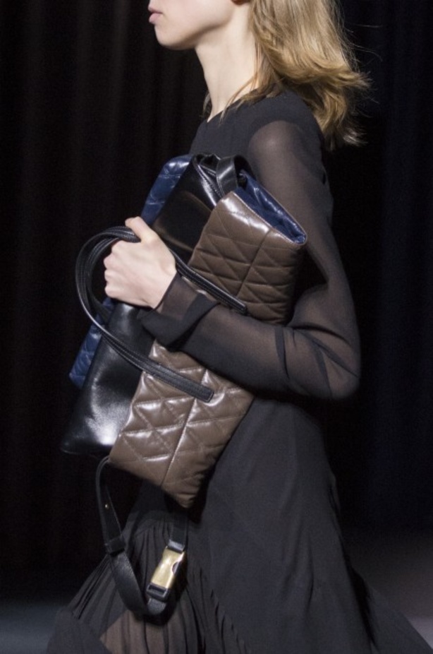 أزياء جيفنشي تظهر شخصية المرأة العملية والقوية