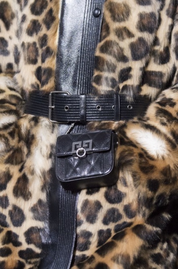 أزياء جيفنشي تظهر شخصية المرأة العملية والقوية