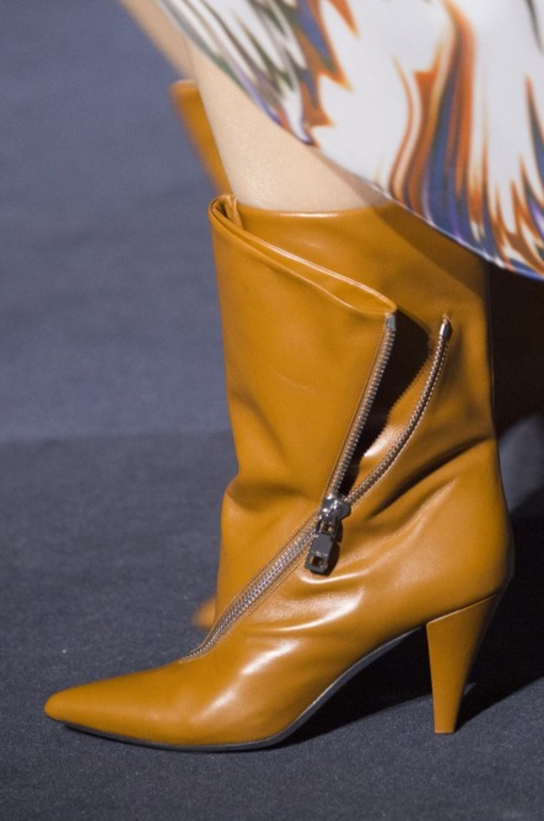 أزياء جيفنشي تظهر شخصية المرأة العملية والقوية