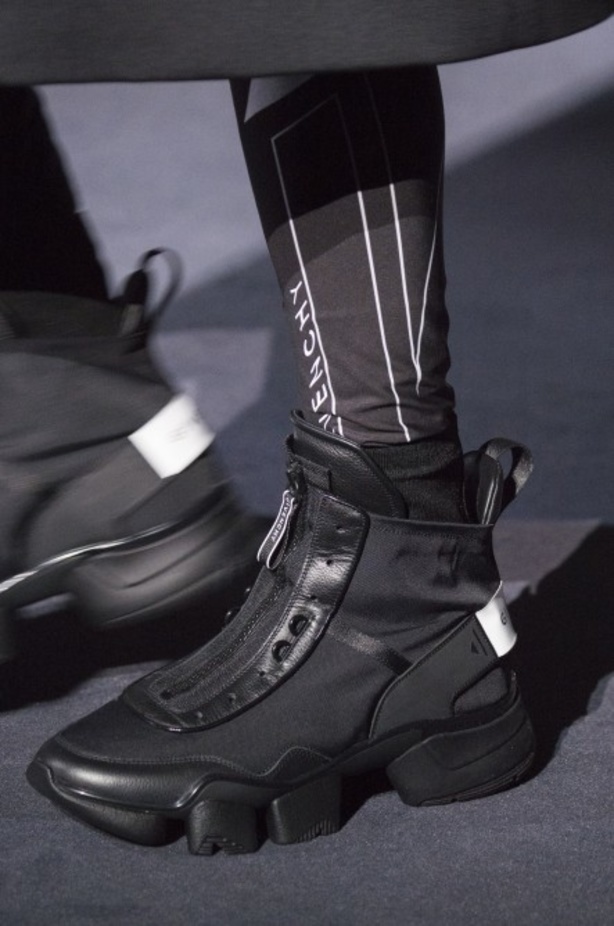 أزياء جيفنشي تظهر شخصية المرأة العملية والقوية