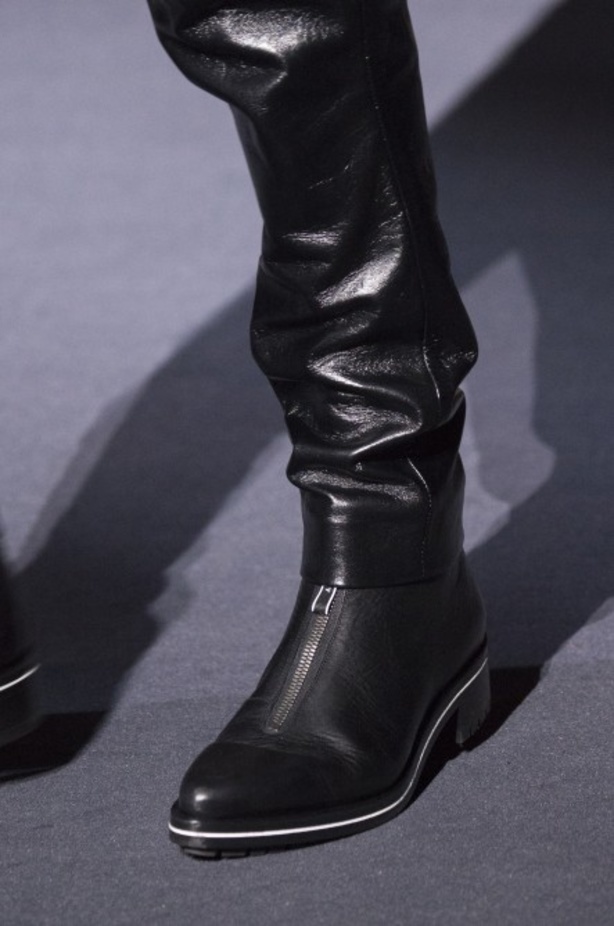 أزياء جيفنشي تظهر شخصية المرأة العملية والقوية