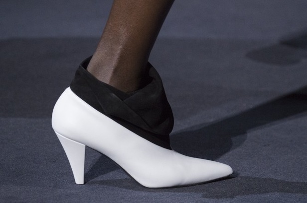 أزياء جيفنشي تظهر شخصية المرأة العملية والقوية