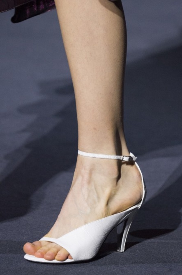 أزياء جيفنشي تظهر شخصية المرأة العملية والقوية