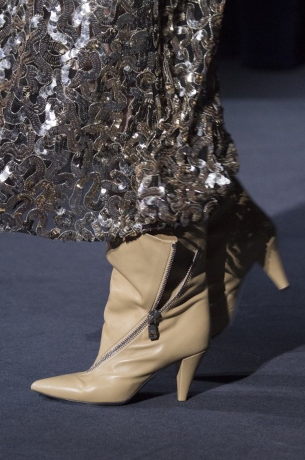 أزياء جيفنشي تظهر شخصية المرأة العملية والقوية