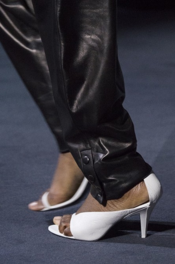 أزياء جيفنشي تظهر شخصية المرأة العملية والقوية