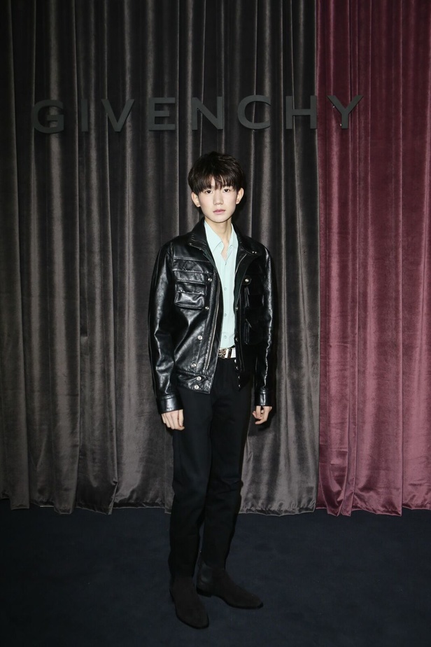 أزياء جيفنشي تظهر شخصية المرأة العملية والقوية