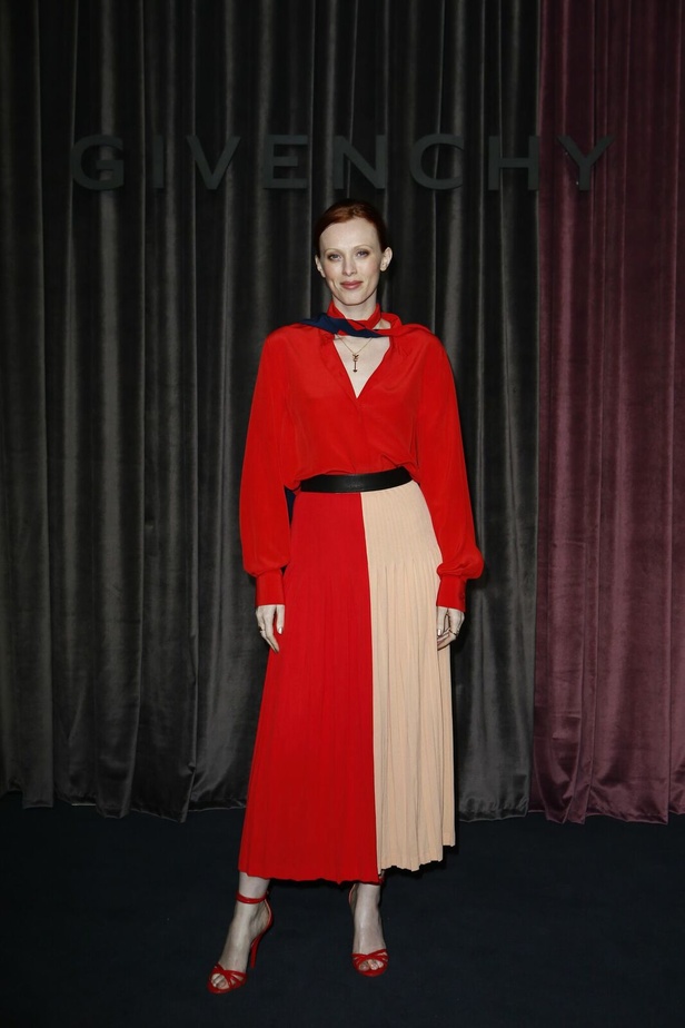 أزياء جيفنشي تظهر شخصية المرأة العملية والقوية