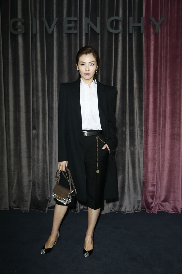 أزياء جيفنشي تظهر شخصية المرأة العملية والقوية