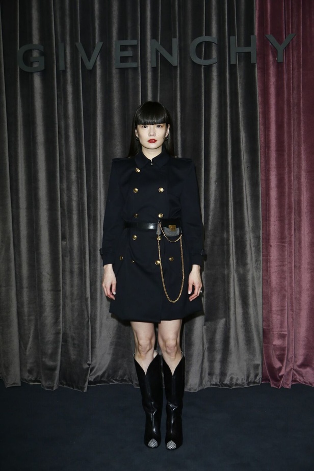 أزياء جيفنشي تظهر شخصية المرأة العملية والقوية