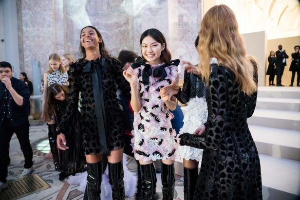 مجموعة Giambatista Valli من الألبسة الفاخرة لربيع وصيف 2018