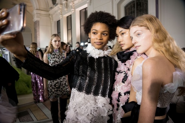 مجموعة Giambatista Valli من الألبسة الفاخرة لربيع وصيف 2018