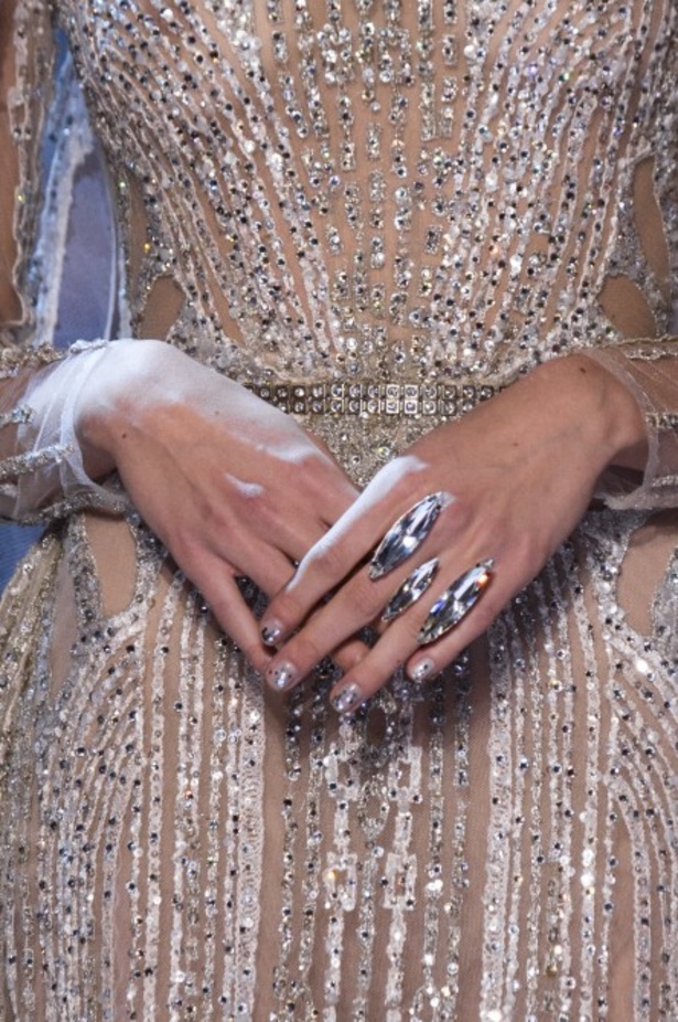 ايلي صعب يحتفل بالحياة في مجموعته لربيع وصيف 2018