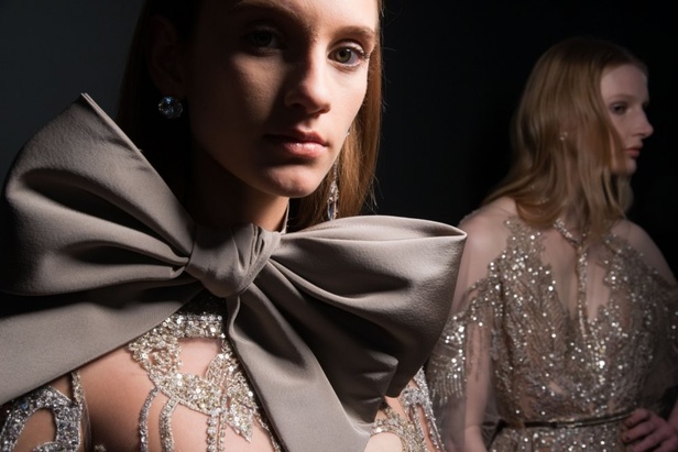 ايلي صعب يحتفل بالحياة في مجموعته لربيع وصيف 2018