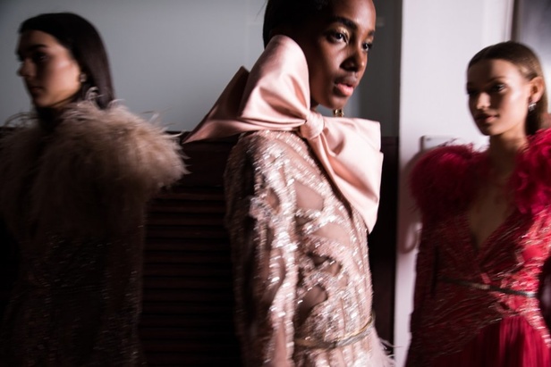 ايلي صعب يحتفل بالحياة في مجموعته لربيع وصيف 2018