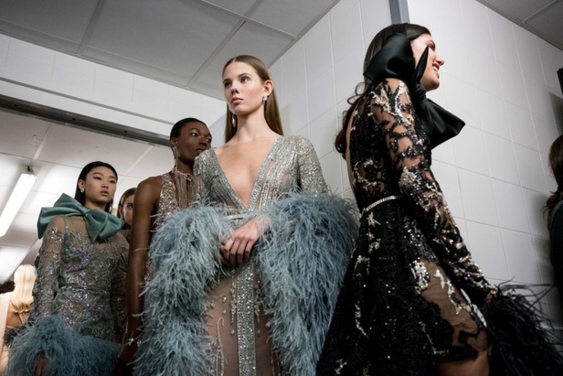 ايلي صعب يحتفل بالحياة في مجموعته لربيع وصيف 2018