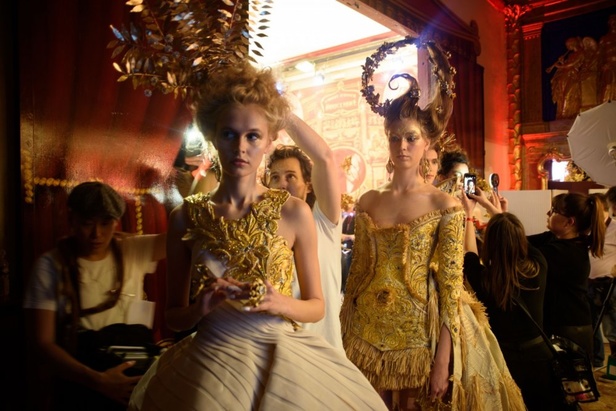 مجموعة Guo Pei للأزياء الفاخرة لربيع ٢٠١٨ !