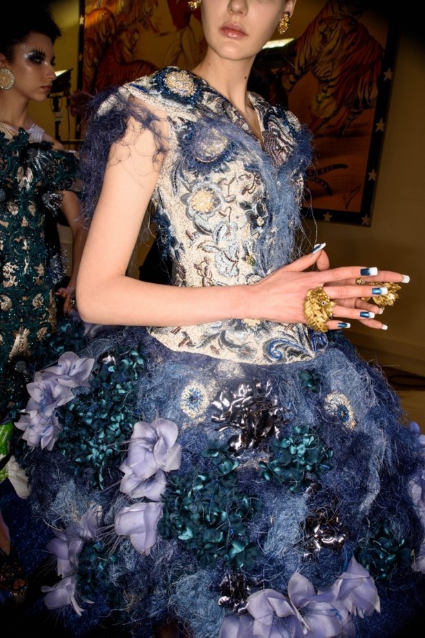 مجموعة Guo Pei للأزياء الفاخرة لربيع ٢٠١٨ !