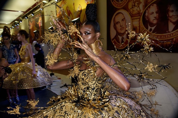 مجموعة Guo Pei للأزياء الفاخرة لربيع ٢٠١٨ !