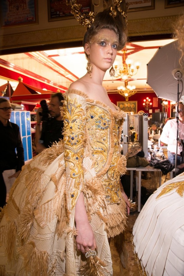 مجموعة Guo Pei للأزياء الفاخرة لربيع ٢٠١٨ !