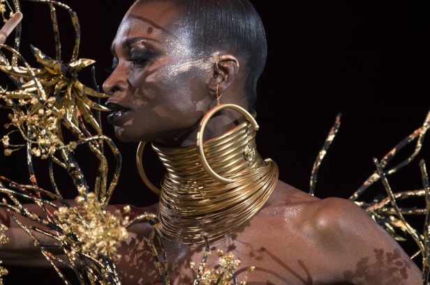 مجموعة Guo Pei للأزياء الفاخرة لربيع ٢٠١٨ !