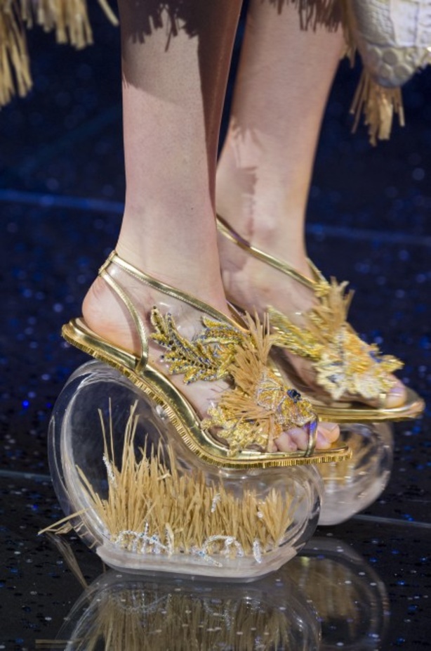 مجموعة Guo Pei للأزياء الفاخرة لربيع ٢٠١٨ !