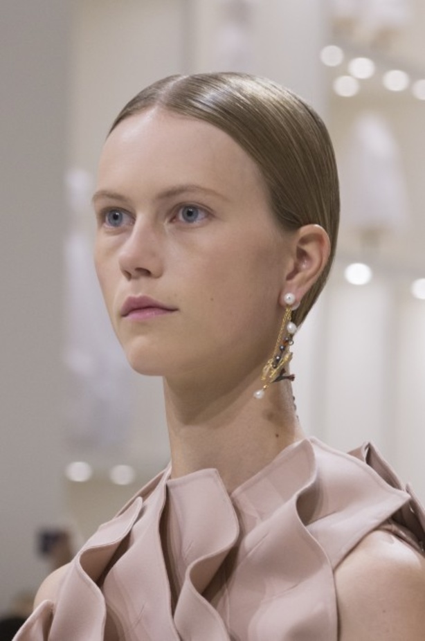 الأنوثة والأناقة.. عنوانا مجموعة دار Dior للهوت كوتور لخريف وشتاء 2018 - 2019 