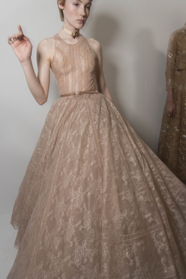 الأنوثة والأناقة.. عنوانا مجموعة دار Dior للهوت كوتور لخريف وشتاء 2018 - 2019 