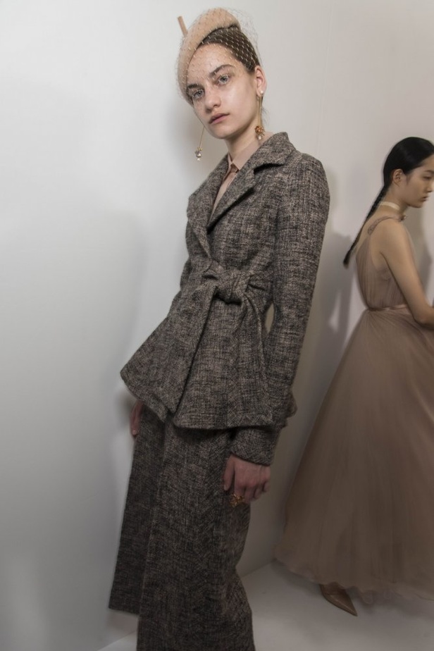 الأنوثة والأناقة.. عنوانا مجموعة دار Dior للهوت كوتور لخريف وشتاء 2018 - 2019 