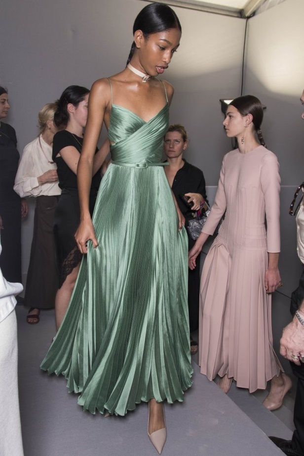 الأنوثة والأناقة.. عنوانا مجموعة دار Dior للهوت كوتور لخريف وشتاء 2018 - 2019 