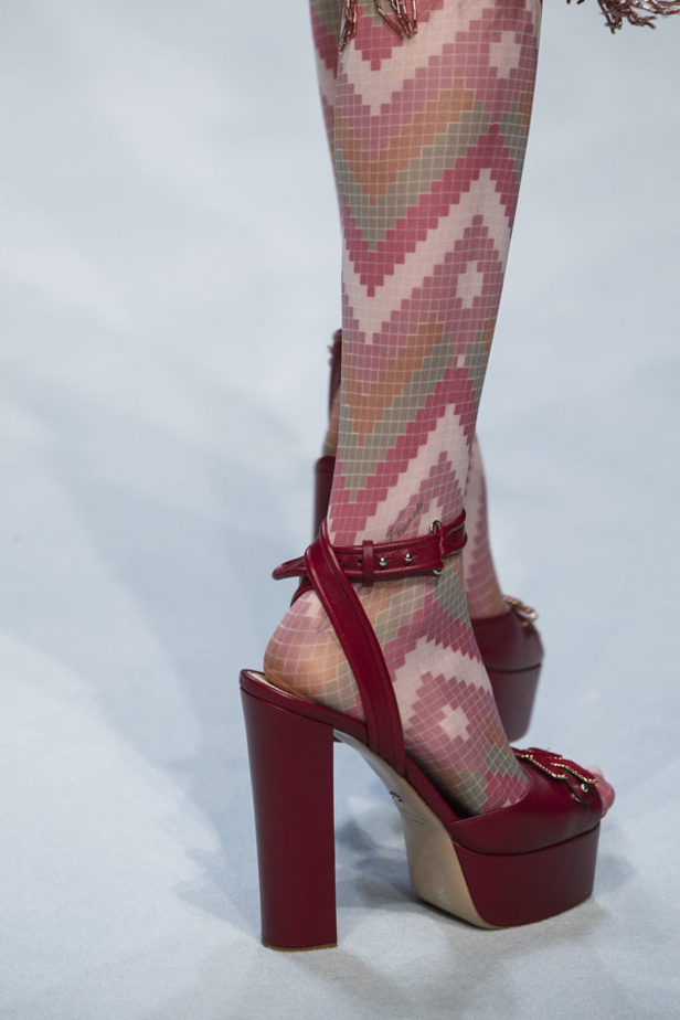  المرأة من قوة وإصرار مع مجموعة Elisabetta Franchi 