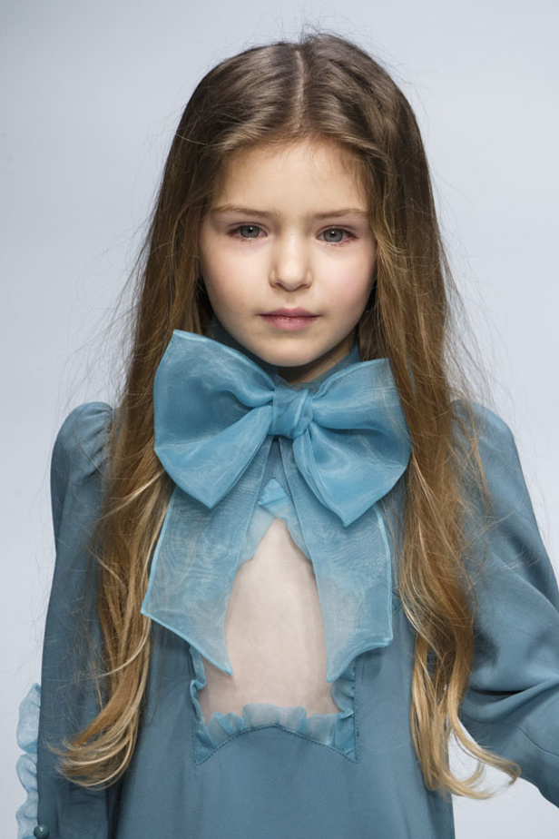  المرأة من قوة وإصرار مع مجموعة Elisabetta Franchi 