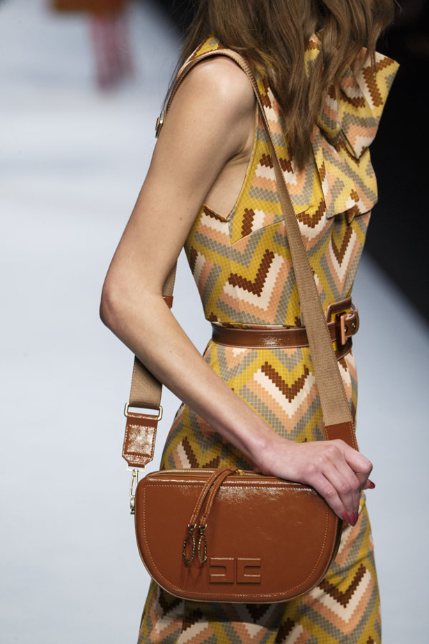  المرأة من قوة وإصرار مع مجموعة Elisabetta Franchi 