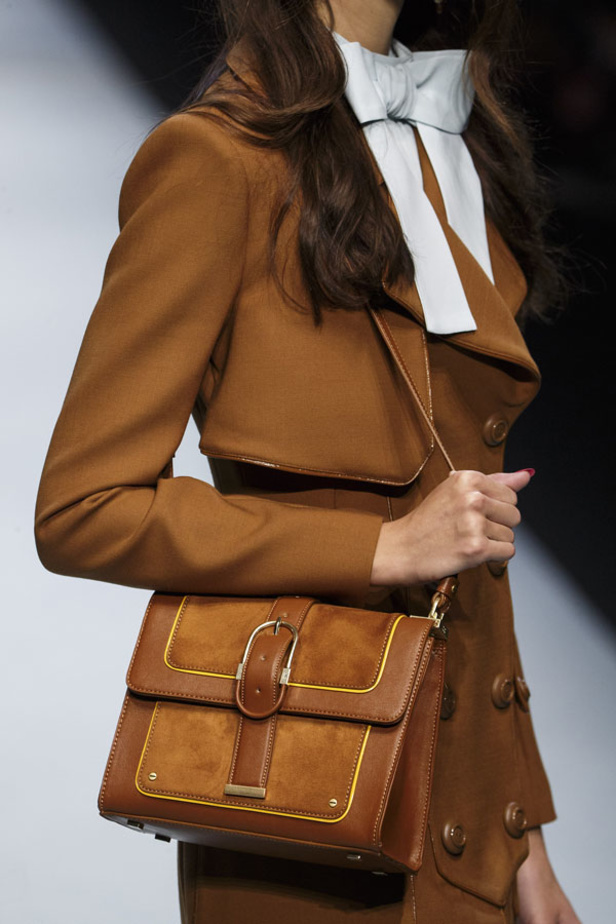  المرأة من قوة وإصرار مع مجموعة Elisabetta Franchi 